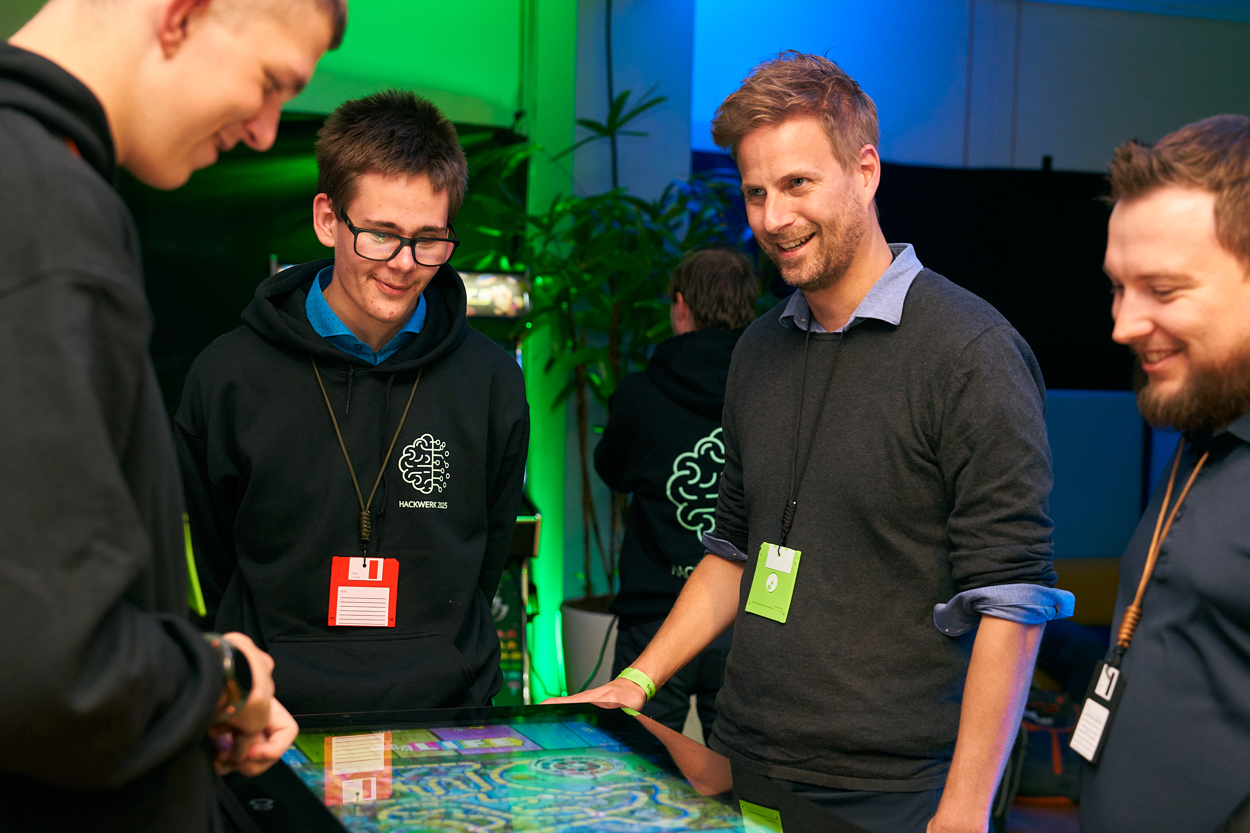 Deelnemers spelen korte games tijdens de pauze