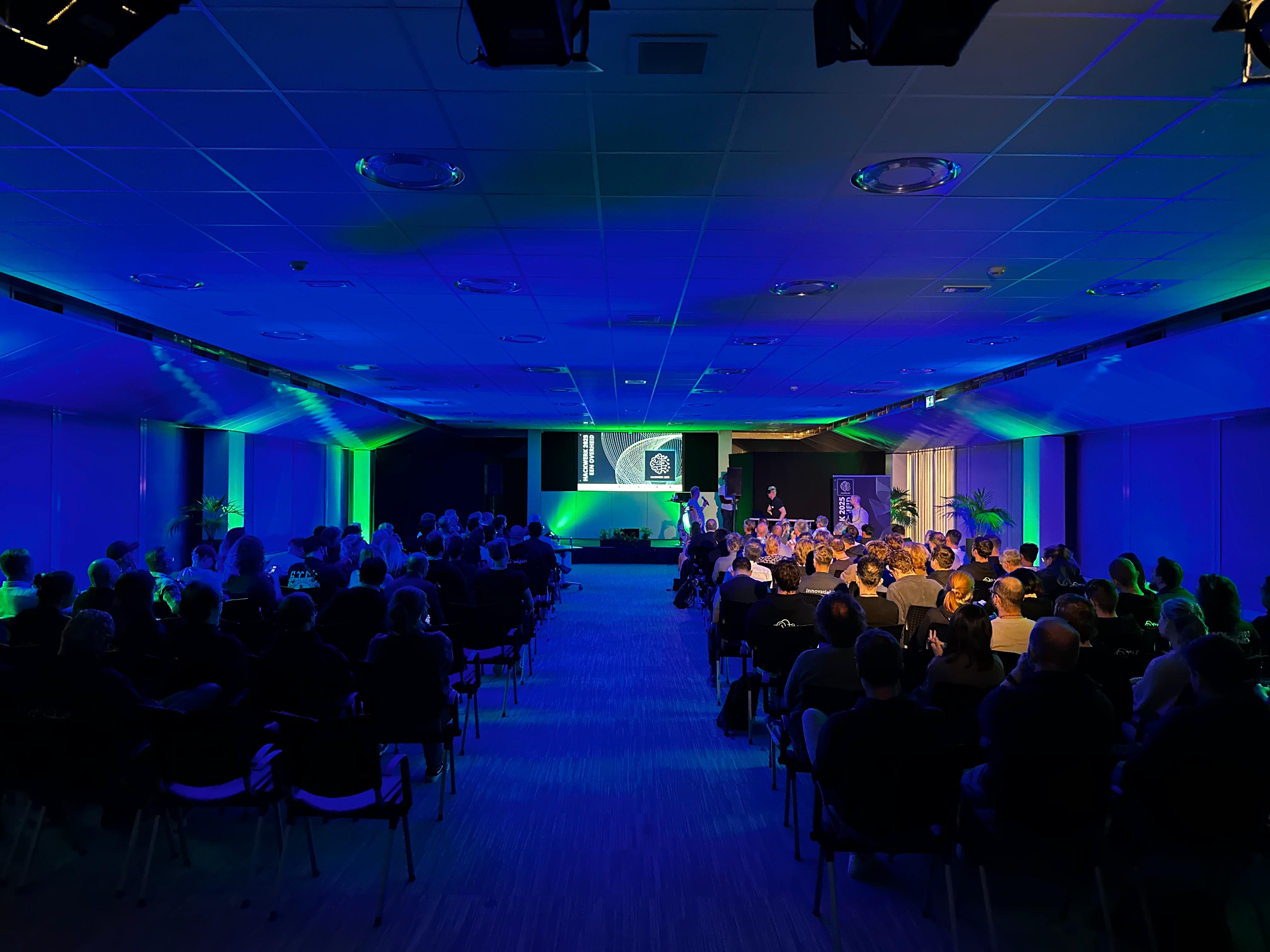 Start- en eindpresentaties van Hackwerk2025 in de hoofdzaal