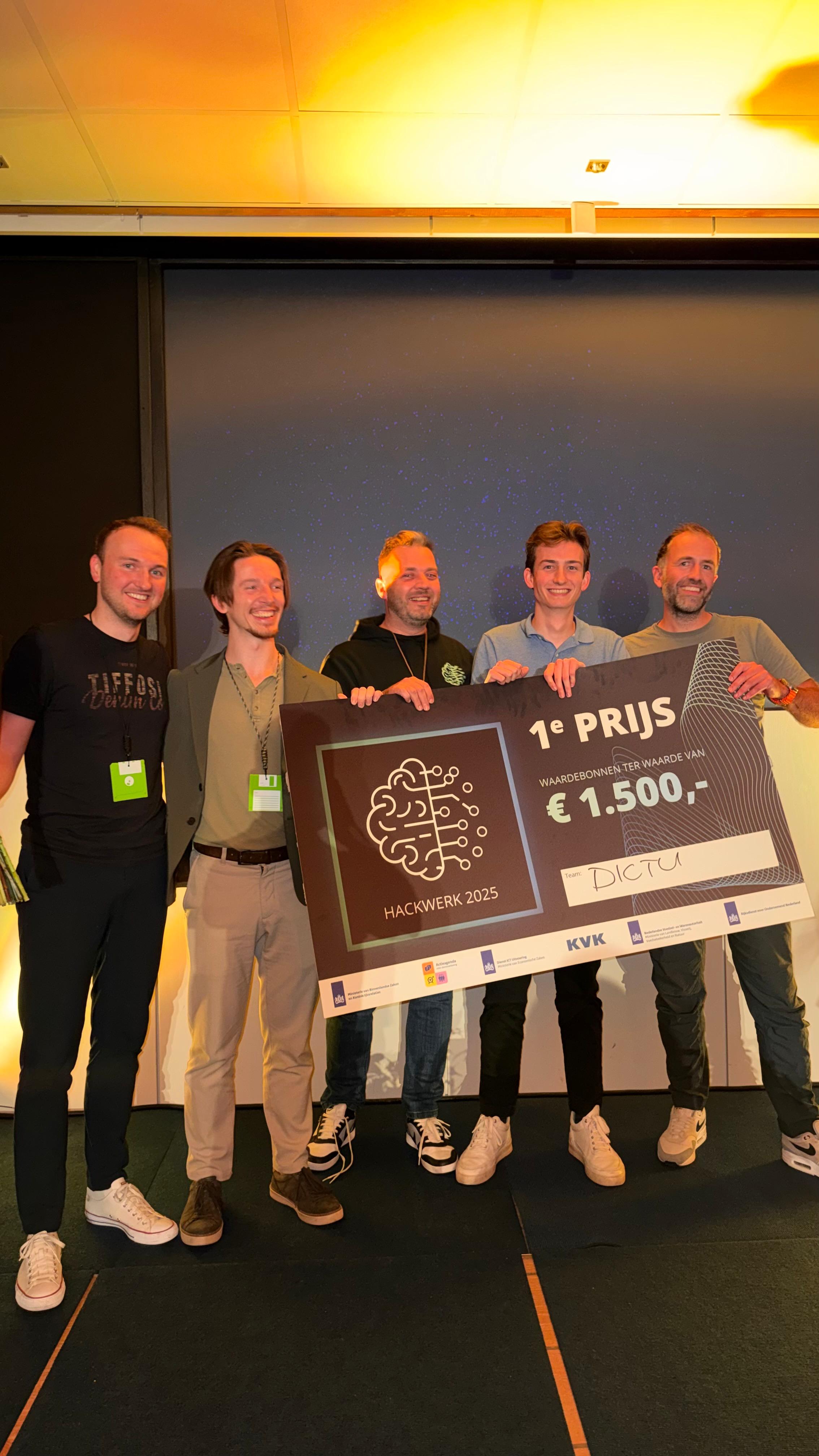 Winnende team van Hackwerk2025 poseert na de prijsuitreiking